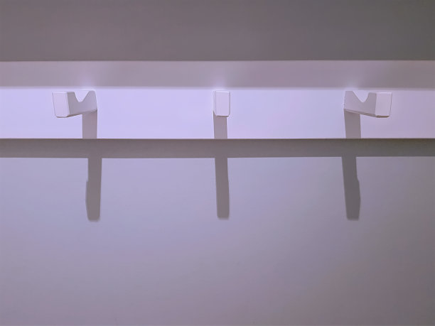 厨房的白色木制挂钩图片下载