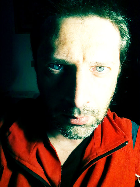 一个看着相机的男人的肖像-照片图片下载