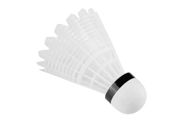 白色羽毛球有塑料羽毛的白色羽毛球，侧卧在白色的背景上图片下载