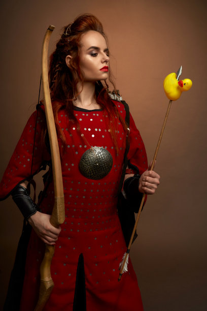 女战士在红色盔甲保持低下和橡皮鸭图片下载