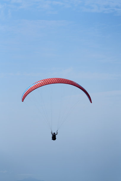 在越南松特拉山顶上进行滑翔伞飞行图片下载