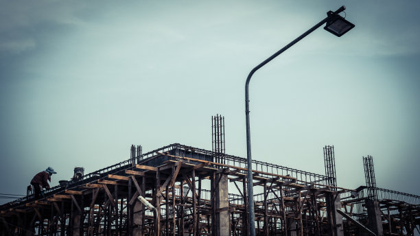 建筑工人在高地上工作图片下载