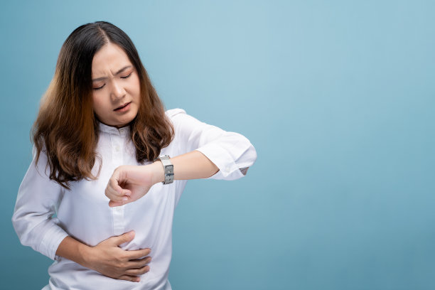 妇女胃痛孤立在蓝色背景图片下载