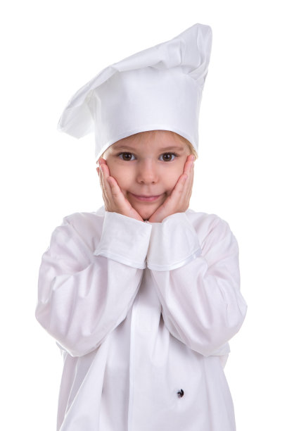 微笑的女孩厨师白色制服孤立在白色背景下，手牵手下下巴。肖像图片图片下载