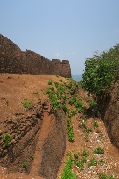 图片围绕Cabo De Rama堡垒废墟俯瞰大海，印度果阿干涸的护城河图片下载