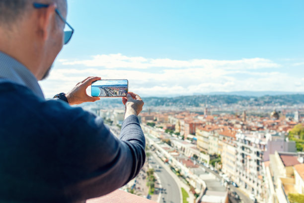 游客在尼斯捕捉旅游体验图片下载