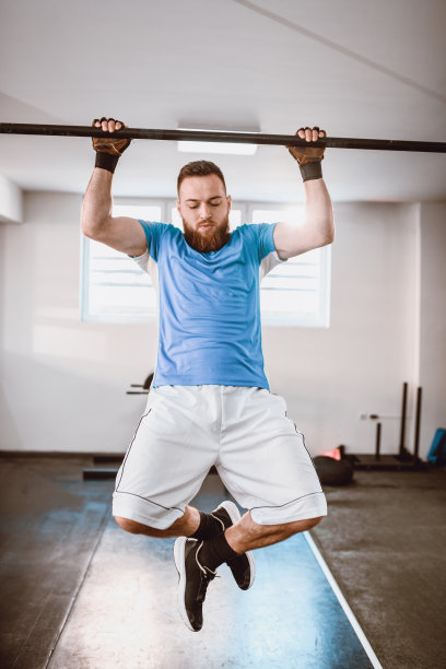 在我最喜欢的健身房做清晨引体向上!!图片下载