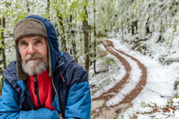 成熟男子肖像，散步和观看冬季田园诗，Primorska，朱利安阿尔卑斯，欧洲斯洛文尼亚图片下载