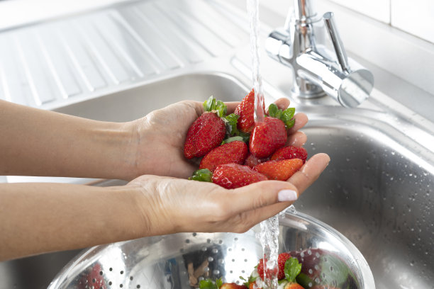 洗草莓图片下载