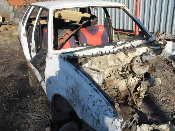 城市街道车祸事故，碰撞后车辆损坏图片下载