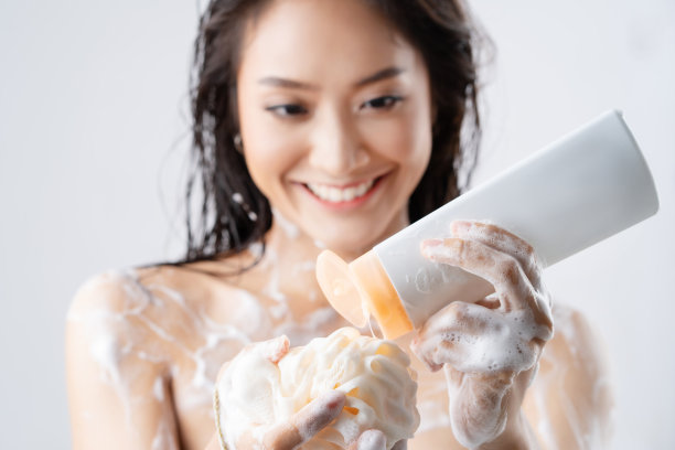 亚洲女人对淋浴很满意。工作室的概念图片下载