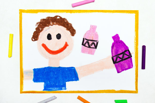 彩绘:微笑的小男孩双手拿着瓶子图片下载