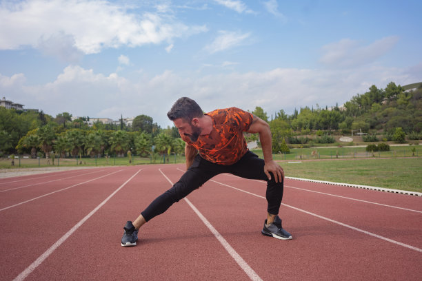 一个年轻人在体育场锻炼图片下载