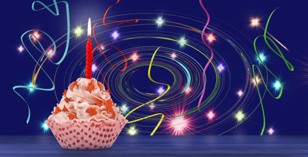 蜡烛上的节日纸杯蛋糕图片下载