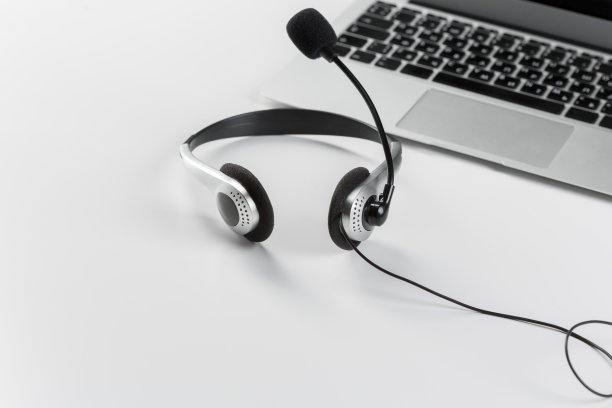 呼叫中心支持概念。键盘电脑笔记本上的耳机图片下载
