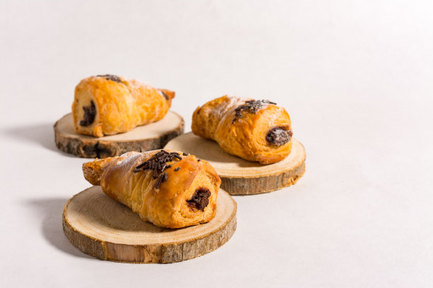 三个巧克力迷你羊角面包图片下载