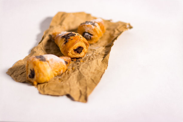 三个巧克力迷你羊角面包图片下载