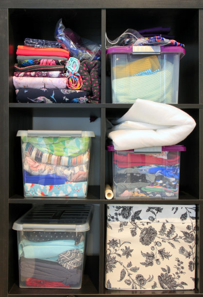 有缝纫和编织材料的架子图片下载