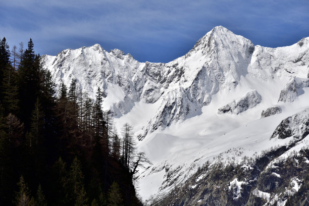 从Chiareggio与雪的皮佐文蒂纳的观点。图片下载