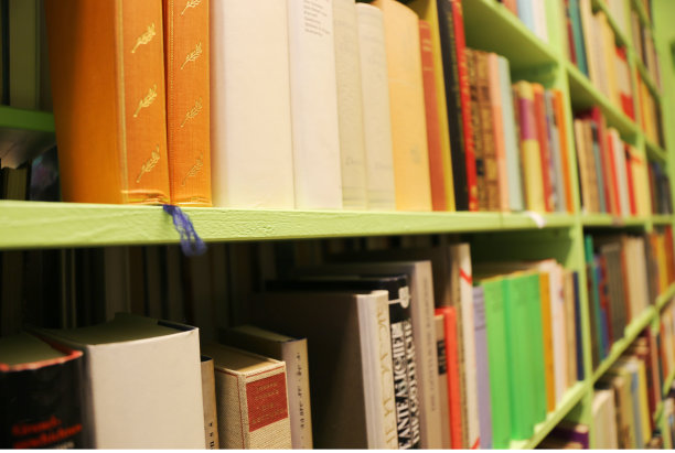 书架上的书图片下载