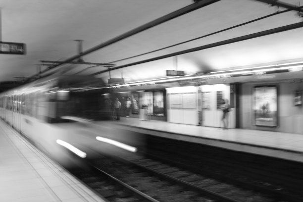 地铁列车在地铁站里模糊地移动着——巴塞罗那地铁图片下载
