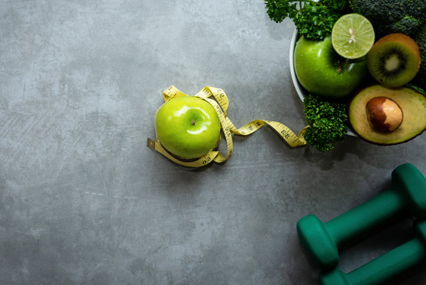 饮食与健康生活减肥概念。青苹果秤和体重秤配新鲜蔬菜和运动器材，适合女性减肥图片下载