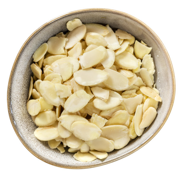 片状杏仁在碗顶视图孤立的白色图片下载