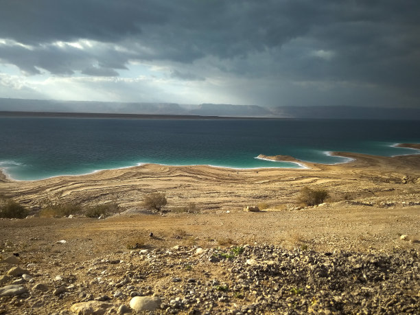 死海上空的暴风云图片下载