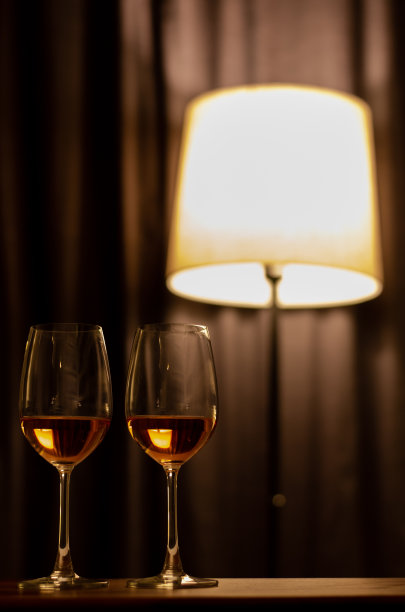 木桌上放两杯玫瑰酒，为一对夫妇庆祝图片下载