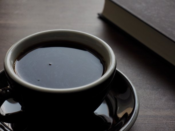 木板背景与咖啡和黑色书籍图片下载