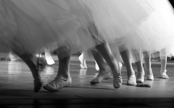 芭蕾舞演员在舞台上图片下载