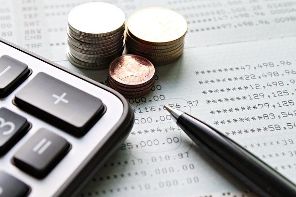 硬币堆、计算器、笔、储蓄存折或财务报表放在办公桌桌上图片下载