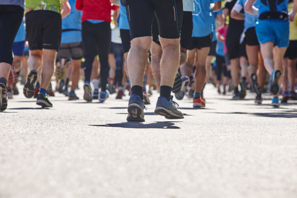 街上跑马拉松的人。健康的生活方式。体育活动图片下载