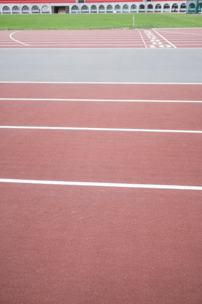 体育场的跑道。垂直的照片。图片下载
