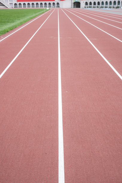 体育场的跑道。垂直的照片。图片下载