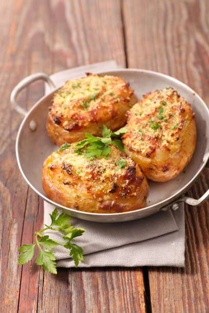 烤土豆配芝士和面包皮图片下载