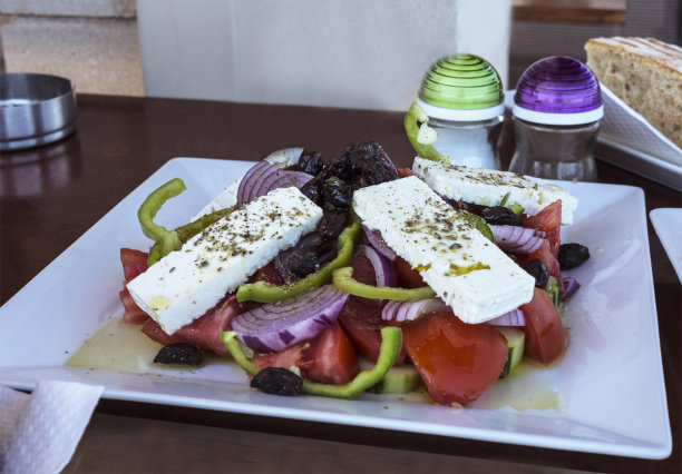 传统的希腊沙拉配羊乳酪和橄榄图片下载