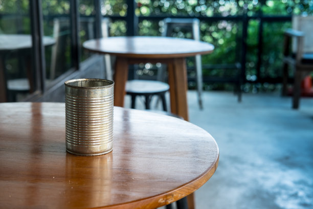 空罐头用于餐桌装饰图片下载