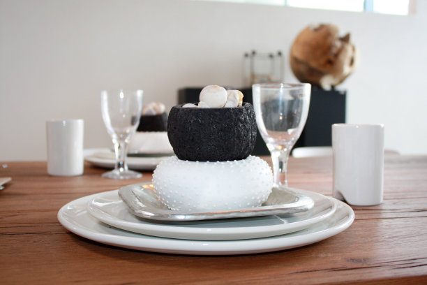 餐桌餐厅里摆着盘子、玻璃杯和装饰的餐桌图片下载