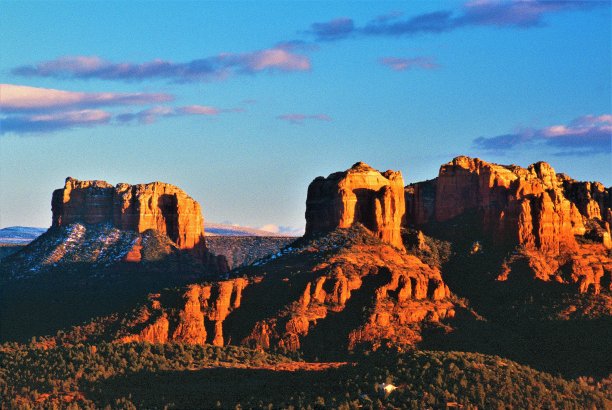 美国亚利桑那州塞多纳，教堂的岩石形成和法院的岩石形成在晴朗的冬季晚上图片下载