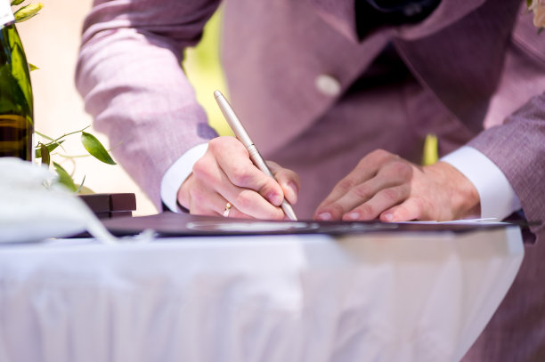 新郎签署结婚证。签字仪式。婚礼的传统。图片下载