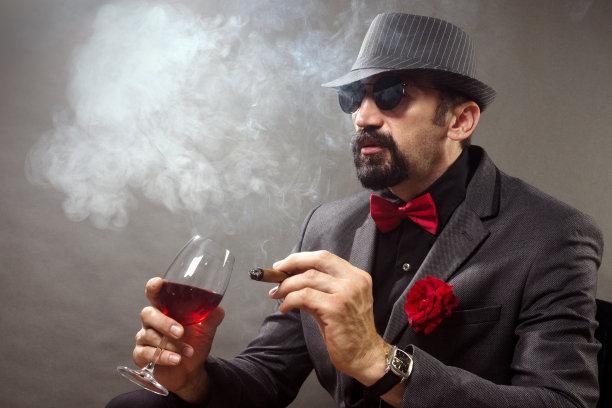 绅士抽雪茄图片下载