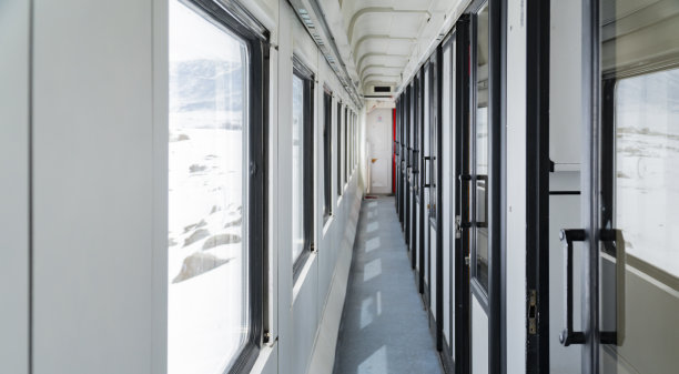 客运列车的空走廊图片下载