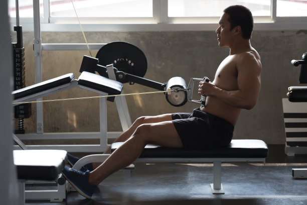 肌肉发达的人在晨光下在健身房用电缆交叉提升肌肉胸部图片下载