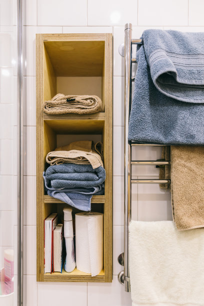 浴室的室内设计。项目采用斯堪的纳维亚风格，采用东方瓷砖，现代灯具。舒适的家图片下载