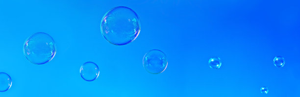 蓝天下的肥皂泡。夏天的背景。图片下载