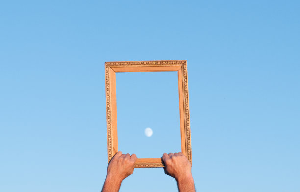 木制框架的手显示月亮图片下载