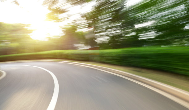 空曲线道路在运动模糊图片下载
