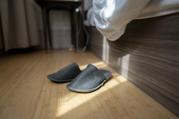 床边的棉质拖鞋图片下载