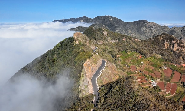多云的山路鸟瞰图阿纳加山脉，特内里费，加那利群岛，西班牙。图片下载